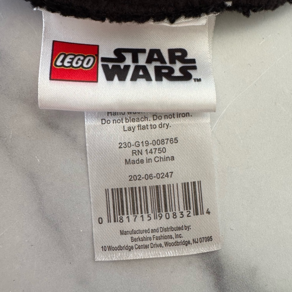 Star Wars Black and Red Darth Vader Beanie - Picture 4 of 4